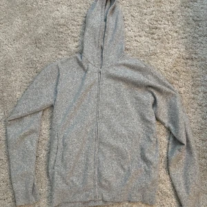 Stickad Hoodie - Väldigt fin och skön  tröja med dragkedja med Kashmir liknande material. Topp skick och nästan aldrig använd. Passar dig som är runt 175-185. Hör av er vid frågor. Pris kan diskuteras!