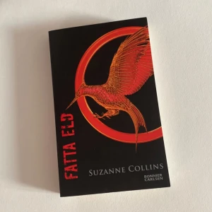 Fatta eld  - Fatta eld är andra boken i hungerspelen serien. Den är ny och helt oläst på svenska ☺️