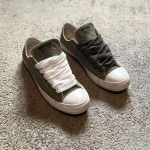Converse - Otroligt sällsynt converse modell, går inte att få tag på! Storlek 42, men rekommenderar 43 kanske till och med 44 för att dem ska sitta bra och se feta ut.