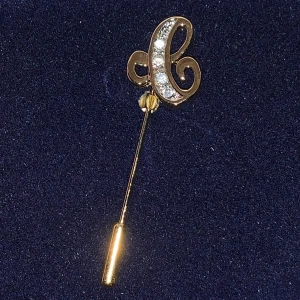 "C" intial pin / brosch - Helt ny- kommer i orginal box