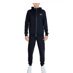 Svart track suit från EA7 - Säljer en stilren svart tracksuit från EA7. Den har en dragkedja framtill och är perfekt för både träning och vardag. Hoodien har långa ärmar och en bekväm passform. EA7-loggan syns diskret på bröstet. Perfekt för dig som vill ha en snygg och funktionell tröja!