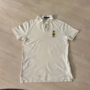 Polo bear piké - Fick den i julklapp, har växt ur den de därför ja säljer den. Storlek medium, äkta polo bear piké. Pris kan diskuteras vid snabb affär