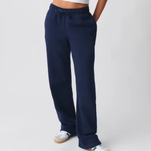 Basic straight sweatpants - Säljer mörkblåa mjukisbyxor från ginatricot. Använda ett par gånger, rena och tvättade, inga fläckar alls! 🫶🏼