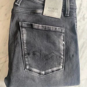 Replay anbass - Tja, säljer nu dessa riktigt schyssta replay anbass hyperflex jeansen, de är i grymt skick, storleken på dessa är 32/34  Hör av dig vid funderingar!