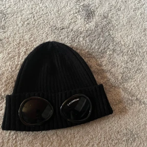 CP.COMPANY MÖSSA - Säljer nu min mössa efter inte kommit till användning köpte den förra året men använt kanske 10 gånger