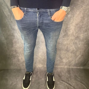 Replay anbass jeans  - // Replay anbass jeans | Storlek W32/L30 | Benlängd: 92cm / Midja: 40cm | Nypris runt 1800kr | Kontakta för fler frågor eller funderingar // Deluxecloset