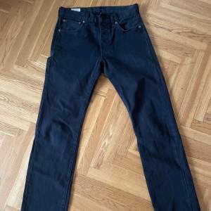 Säljer ett par stilrena Levis 501 jeans. Jeansen är använda ett fåtal gånger och är i mycket bra skick. För fler frågor och bilder kom privat.:)