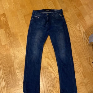 Blå jeans från Replay w28 - Säljer ett par snygga blå jeans från Replay. Nästa aldrig använda. Säljes pga att dem är för små. 