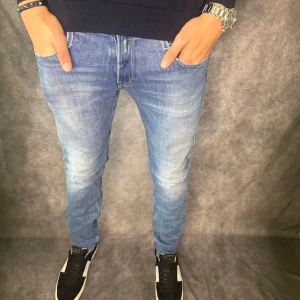 Replay anbass jeans  - // Replay anbass jeans | Storlek W30/L32 | Benlängd: 104cm / Midja: 41cm | Nypris runt 1800kr | Kontakta för fler frågor eller funderingar // Deluxecloset   