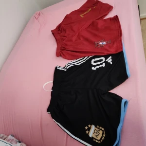 MESSI & RONALDO SHORT - MESSI & RONALDO SHORT stl.S  Nya En för 300kr båda för 500kr 