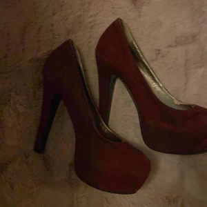 Klackskor  - Klackskor väldigt bekväma och snygga lite slitna men funkar ändå. Köp gärna!