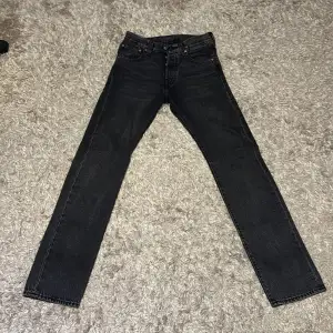 Säljer mina nya jeans då jag köpte dem på Zalando för 1200 kr för 1 månad sen 