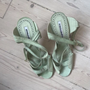 Manolo Blahnik - Skor strl 37, visningsex som aldrig använts utomhus. Köpta på privat utförsäljning i NYC. Viss missfärgning på remmarna. Logotypen är överstruken av märket. Tyvärr för små för mig, kunde inte låta bli att köpa ändå: 