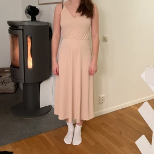 Rosa klänning  - Ljusrosa klänning från hm, strl xs. Använd en gång. Skriv för mer info 