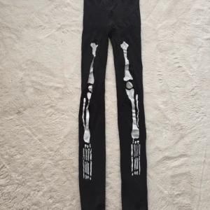 Skelettsteumpbyxor - Strumpbyxor med skelett, perfekt till halloween! Uppskattar storleken till s💕
