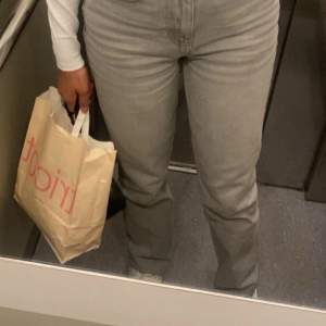 Säljer dessa jätte snygga jeans. Har bra passform och använd typ 3 gånger. Dom är hög i midjan. Storleken är 36. Ordinarie pris är 600kr 