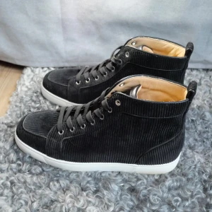 Christian Louboutin  - Tjena,säljer nu dessa christian Louboutin skor perfekta inför hösten/vintern🍂❄️ Skick-9/10-extremt ovanliga - nypris runt ❗️9000❗️ Og medföljer ej Först till kvarn⭐️