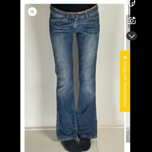 Wrangler low waist jeans - Lånade bilder!! Skitsnygga men för korta i benen på mig tyvärr. Måtten är 39 cm tvärs över midjan och 82 cm innerbenslängd. Fint skick!