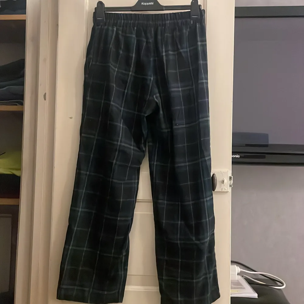 Gröna pyjamasbyxor med en stretchiga resår. Byxorna är i bra skick. Farkut & Housut.