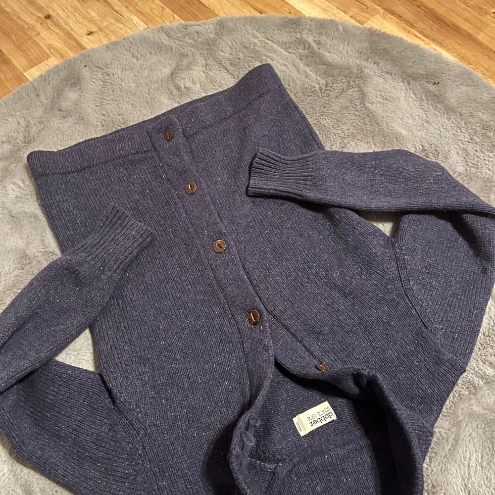 | Säljer nu en tvärfet stickad cardigan | Märke: Dobber | Skick: 10/10 | Storlek: Medium | Material: Ull | Skriv för fler frågor |. Tröjor & Koftor.