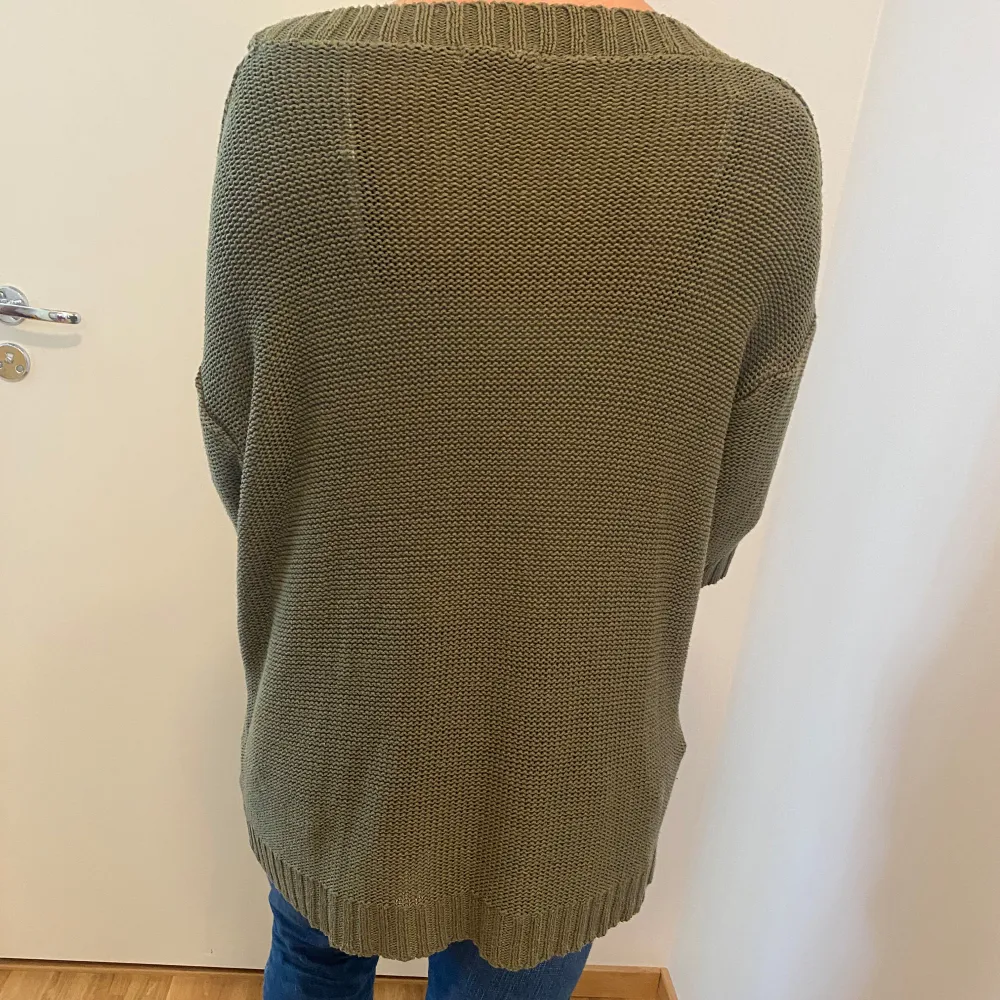 Mysig olivgrön stickad tröja från Gina Tricot i storlek XS. Den har en avslappnad passform med en offshoulder-design och trekvartsärmar. Perfekt för en chill höstdag eller vårkväll. Tröjan är i bra skick och superbekväm att bära. 🌿. Tröjor & Koftor.