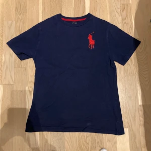 Ralph lauren  - Ralph lauren tshirt i ny skick i storlek L barn 14-16 ny pris 600kr mitt pris 350kr. 👍  Kan mötas upp i Sundbyberg eller frakta men då står ni för den!🚚