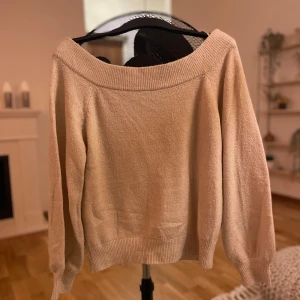 Stickad tröja  - Slutar precis efter axlarna och är som en s/m. Är i fint skick 
