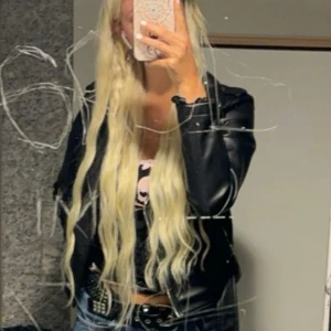 Tejp Löshår 🤍 - Kollar intresset på mitt gamla löshår!🤍 60 CM och använt 2 gånger Man kommer få med alla saker till så som schampo, balsam, inpackning, olja, borste, spray för att ta bort limmet  De ända man behöver köpa själv är tejp bitar De är 60 slingor🤍