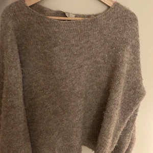 Gullig Stickad Tröja!  - Säljer denna gulliga bruna stickade tröjan som är lite of shoulder. Den är ganska nopprig. Original pris var 600kr. Storlek. är oklar men passar bra på mig som är Xs! Skriv till mig angående frågor och tryck gärna på köp nu!