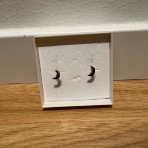 Måneformade örhängen i silver - Säljer ett par stilrena örhängen i form av små månar. De är i silver och passar perfekt för både vardag och fest. Perfekt för dig som gillar minimalistisk stil! 🌙