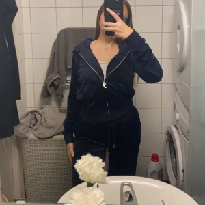 Mörkblå juicy set - Säljer en supermjuk och bekväm mörkblå juicy set. Perfekt för chill dagar eller när du vill känna dig extra mysig. Den har en dragkedja framtill och långa ärmar. Passar perfekt till jeans eller matchande byxor. Perfekt för höst och vinter!