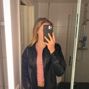 Svart skinnjacka /skjorta från H&M - Svart skinnjacka /skjorta från H&M, storlek L