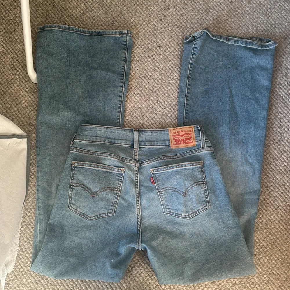 Skit snygga superlow flare jeans från Levis i ljus blå! Storlek W28 L34💓😊. Jeans & Byxor.