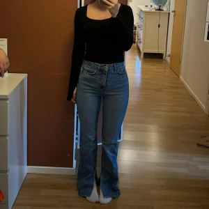 Ljusblå jeans - Högmidjade ljusblå jeans med slits i storlek 32 från Gina Tricot. Använda 2 gånger, väldigt bra skick.