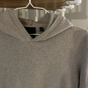 Oscar Jacobson hoodie - En hoodie från Oscar Jacobson som inte kommer till användning längre.