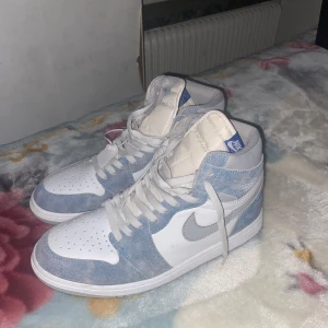Jordan 1  -    Jag säljer ett par Jordan 1-skor i bra skick. Storlek 43. Priset är 1200kr. Kontakta mig för mer info!" 