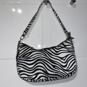 Väska  - Zebra väska från BikBok. Helt i nyskick🦓