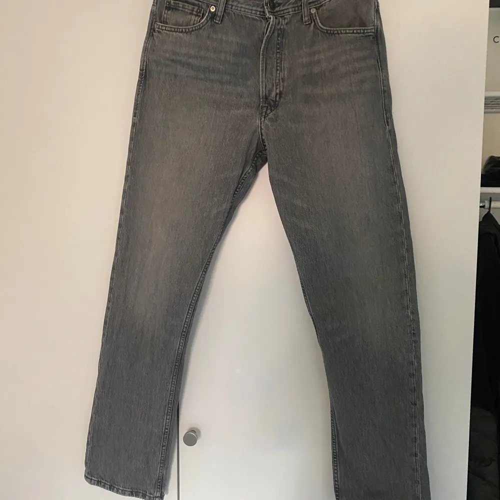 Grå jeans från Jack & Jones storlek 32/32. Sitter som Levis 501 enligt mig. . Jeans & Byxor.