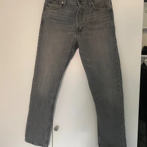 Grå jeans - Grå jeans från Jack & Jones storlek 32/32. Sitter som Levis 501 enligt mig. 