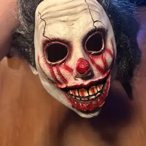 Hej! Jag säljer min halloween mask få den blitt för liten. Skicket är 10/10.