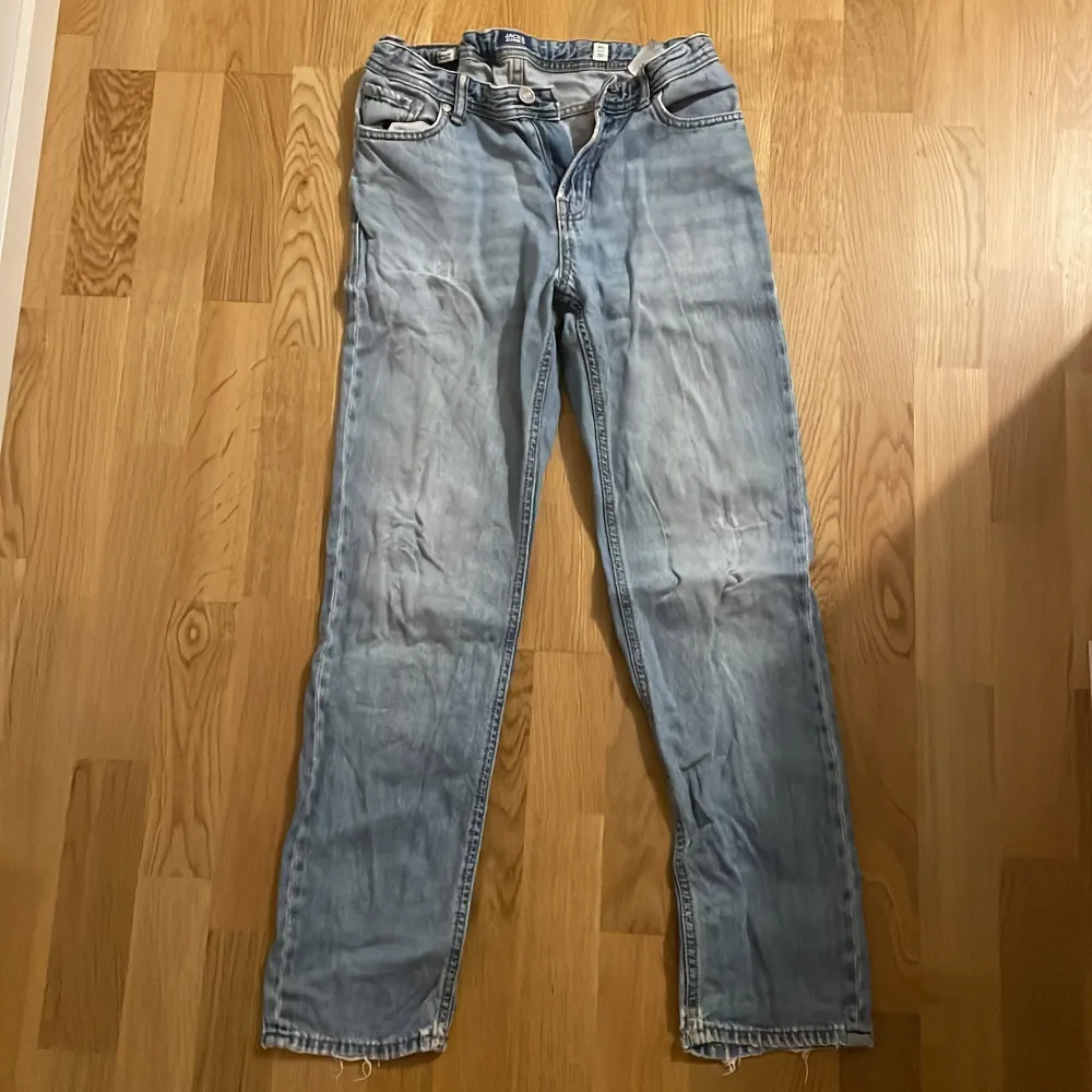 Storleken är 164/14y. Den är väl använd och har defekter på hälarna och på lappen där bak, där av priset.. Jeans & Byxor.