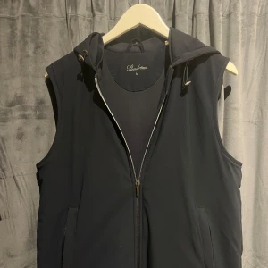 Stenströms väst - Mycket fin stenströms väst i nyskick! Storlek M | lappar fås med | nypris 3499kr | mitt pris 2299kr | hör av er vid fler frågor eller funderingar!