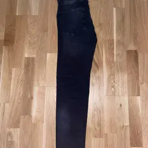 Svarta jeans med mönstret ormskinn från h&m. Skick är nytt och har aldrig använt dem. Storlek är 28/30 på dem. Fraktar och pris kan diskuteras vid snabb affär.