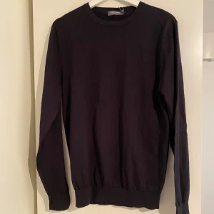 Finstickad tröja - Halloj, säljer min finstickade dressman tröja. Skicket=helt ny storlek S. Säljer tröjan för 200kr. Hör av dig vid frågor och funderingar.