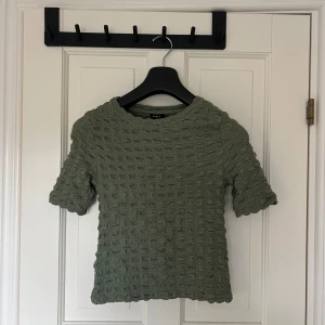 Grön topp från Lindex - Säljer en jättefin grön topp från Lindex i storlek XS. Toppen är aldrig använd (endast testad) då den tyvärr är lite för liten 💚