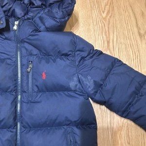 Polo Jacka Storlek 10-12  - Den e bra skick men en liten fläck på framsidan