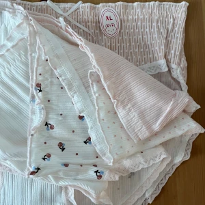 söta trosor vita rosa S - världens sötaste trosor, nya och alldeles för små för mig. passar xs-s🤍