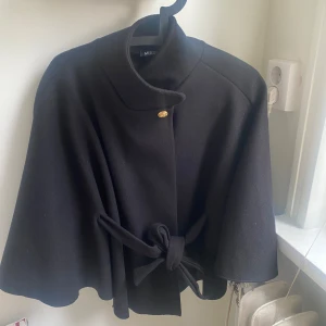 Poncho  - En fin ponch från Missäy. Aldrig använd! 
