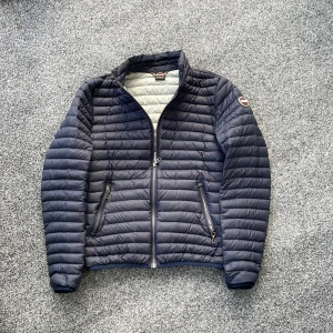 Colmar jacka - Säljer denna feta colmar jacka perfekt nu till höst o vinter! Size xs-s. Skick 8,5/10. Kan gå ner i pris vid snabb affär. Hör av dig vid minsta fundering!🤩