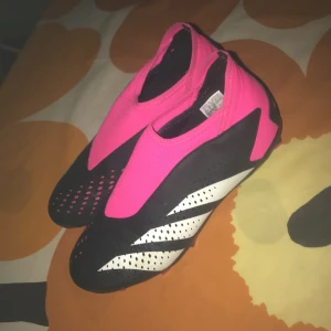 Adidas Predator - Fina fotbollskor har använt dem ett par gånger dem är ganska nya säljer för de har blivit små för mig. 100% äkta